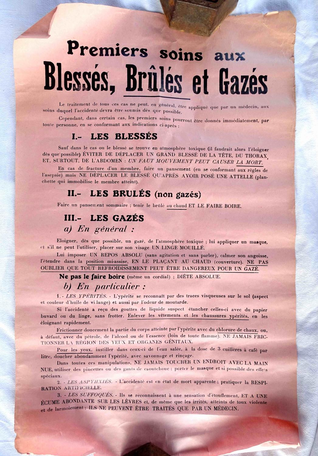 Affichette de la D&eacute;fense Passive Premiers soins aux bless&eacute;s, brul&eacute;s, Gaz&eacute;s. 1939-40