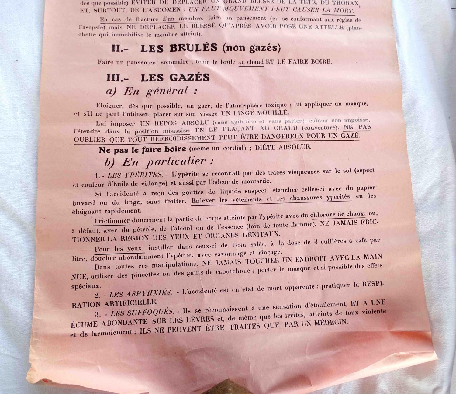 Affichette de la D&eacute;fense Passive Premiers soins aux bless&eacute;s, brul&eacute;s, Gaz&eacute;s. 1939-40