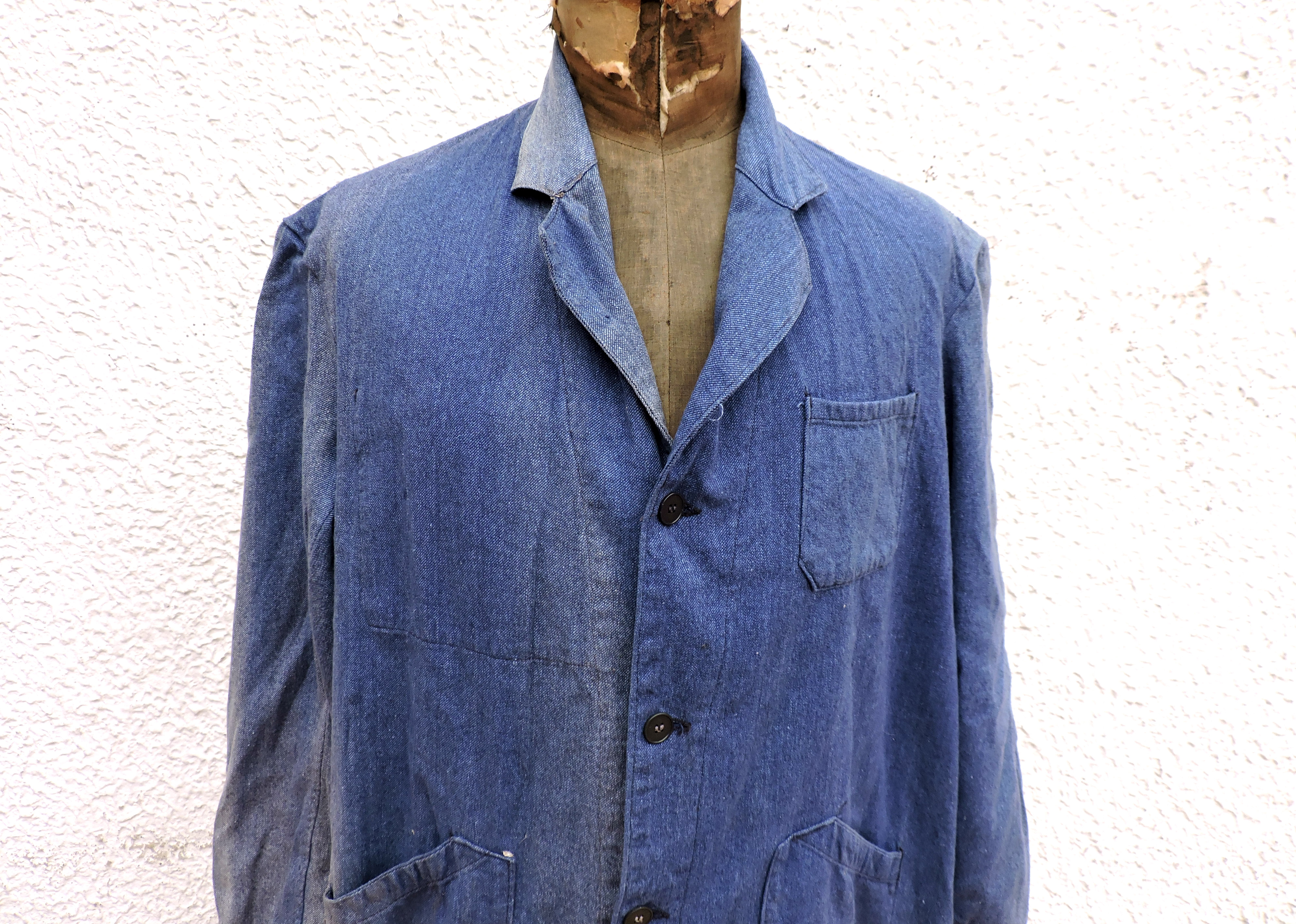 Blouse d&#039;atelier en coton bleu delav&eacute;