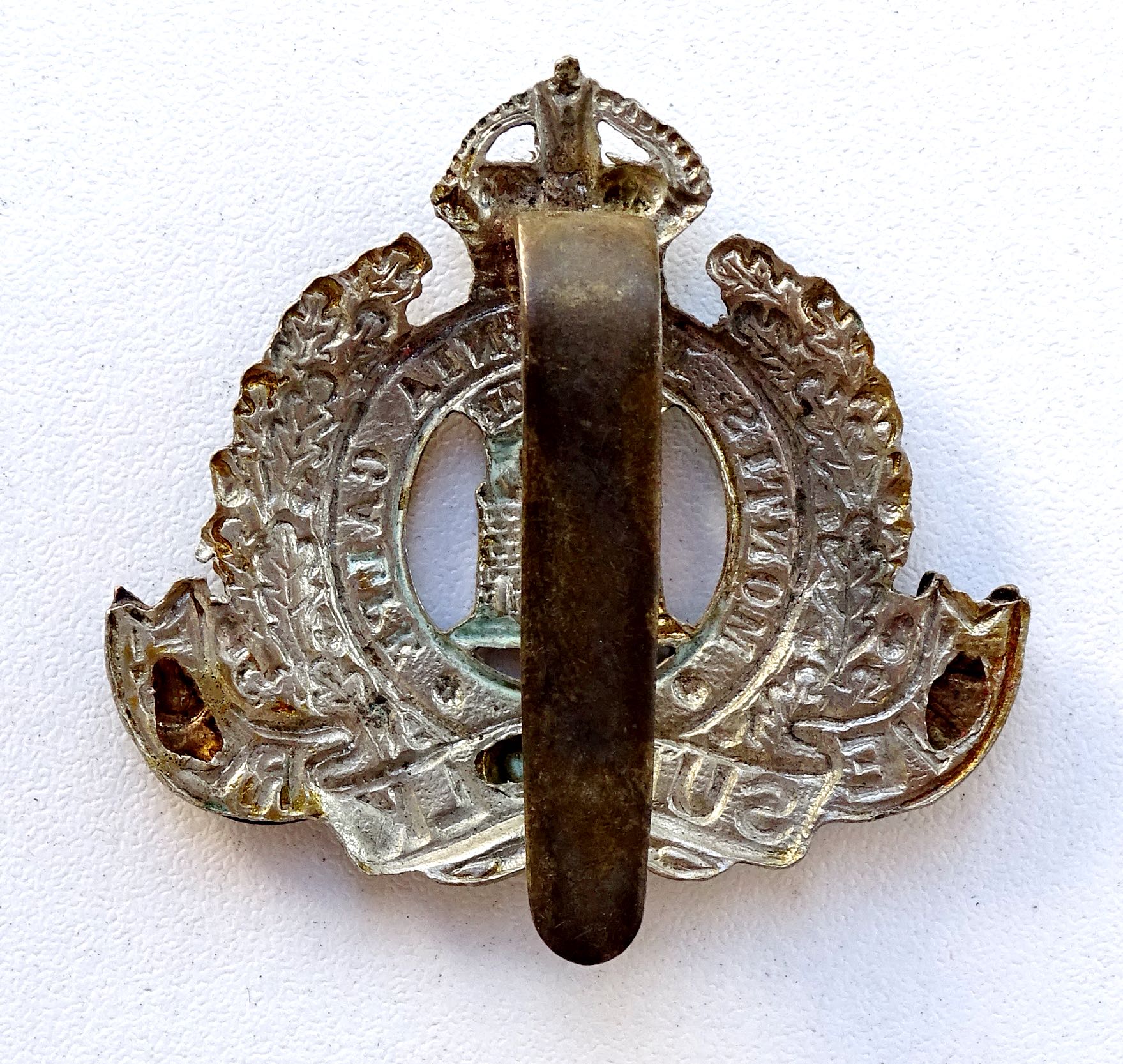 Cap badge The Suffolk Regiment. Bi-metal. WW1. WW2