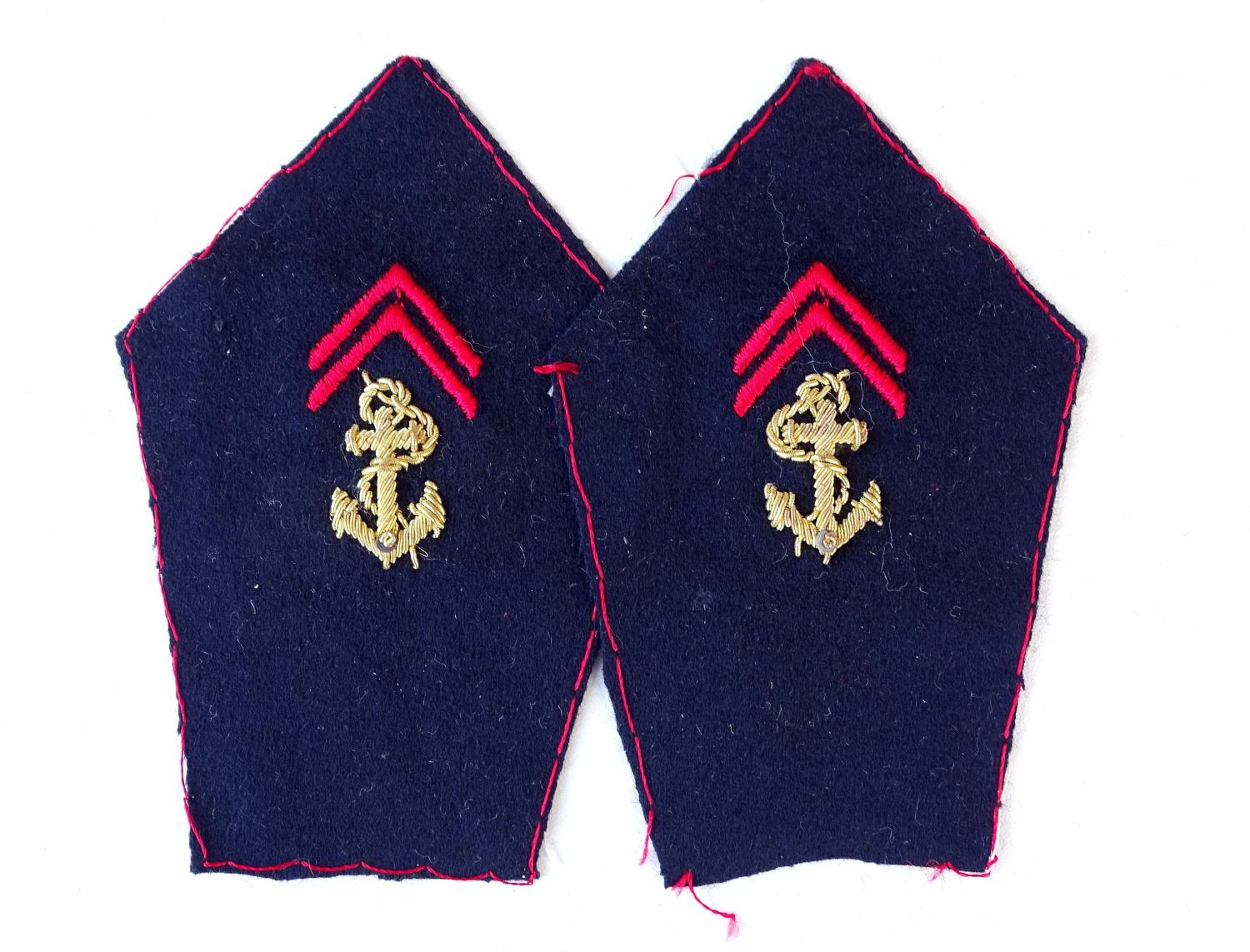 Paire de pattes de col officier Infanterie Coloniale / infanterie de marine . A former. Fond bleu marine.