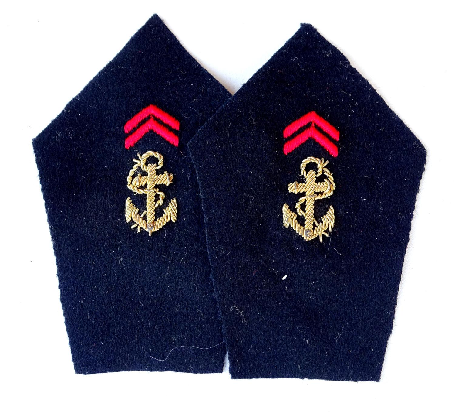 Paire de pattes de col officier Infanterie Coloniale / infanterie de marine . A former. Fond noir.