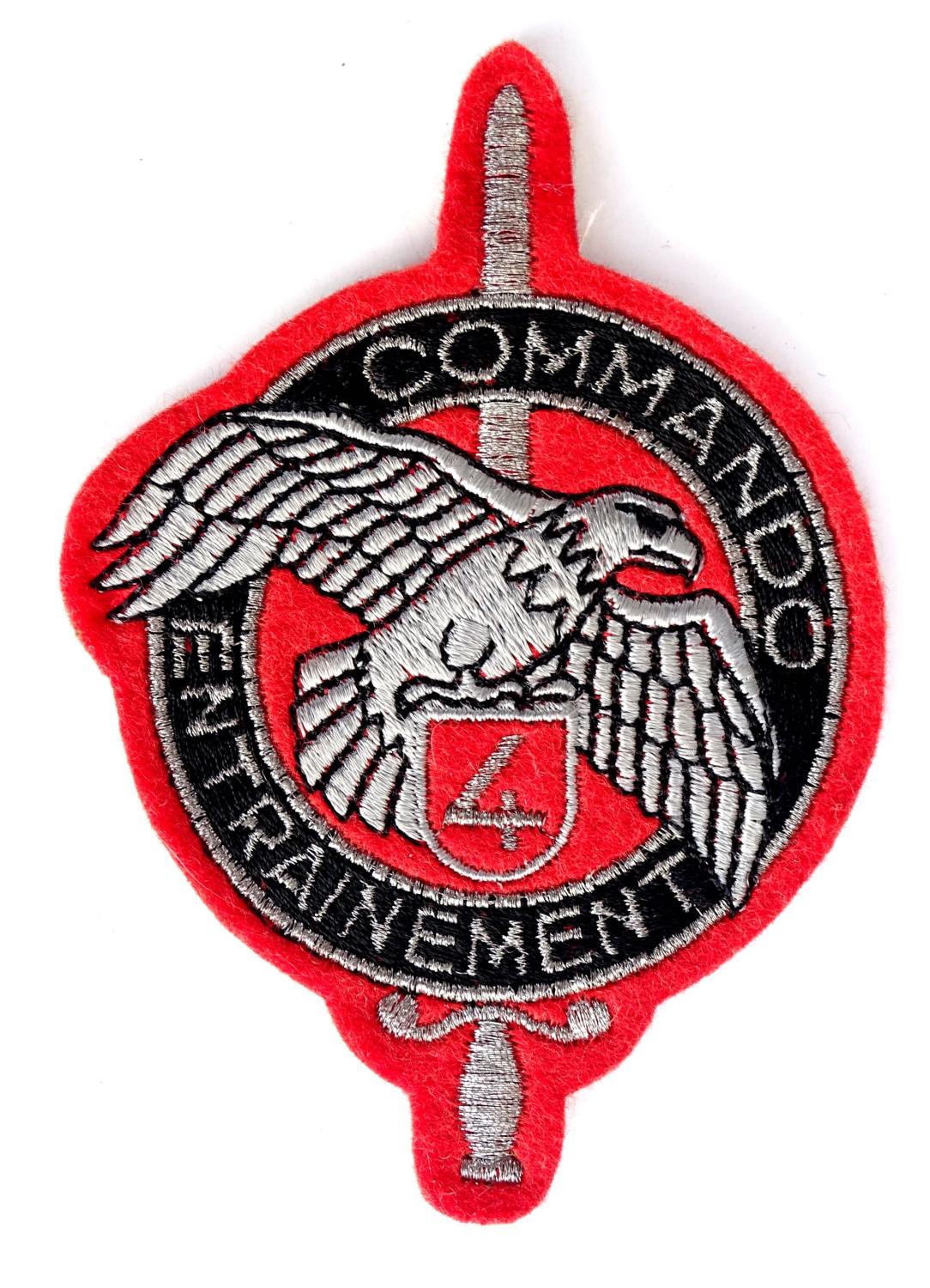 Ecusson Commando Entrainement N&deg;4  Fond rouge.