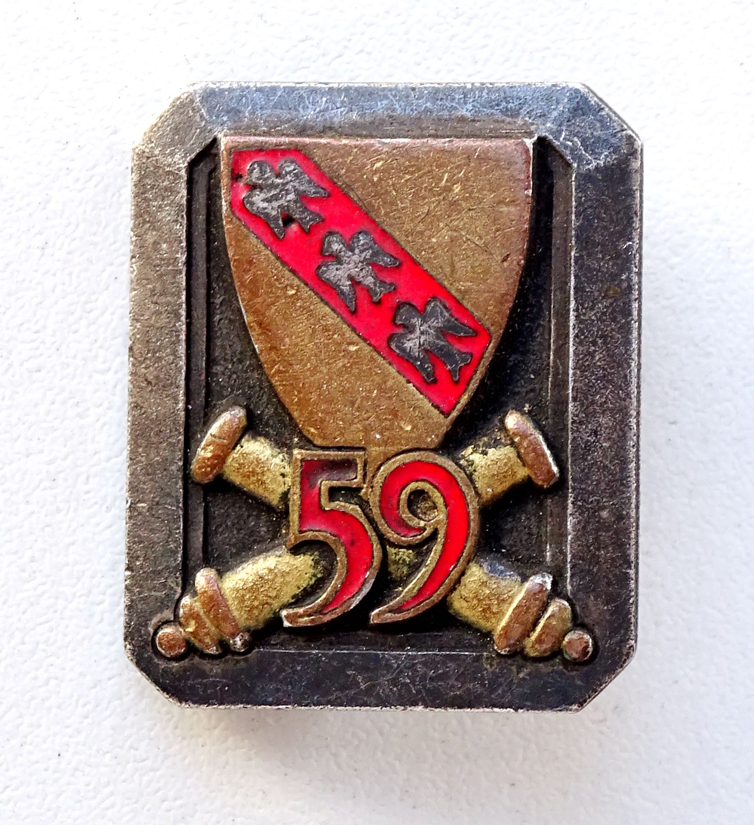 Insigne 59&egrave;me R&eacute;giment d&rsquo;Artillerie Drago Paris, &eacute;mail, dos lisse, pastille lisse.