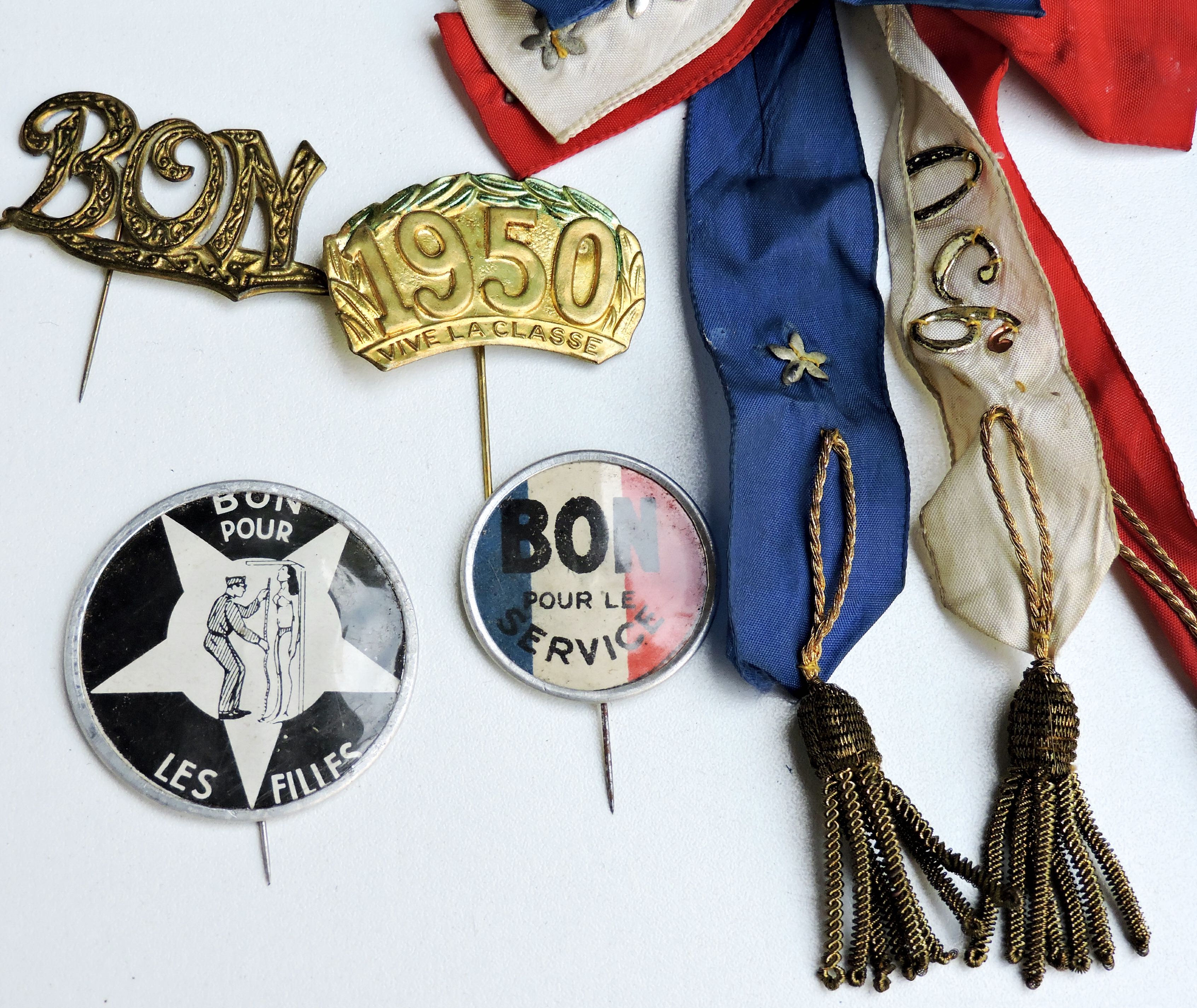 Lot de cocardes et badges d&#039;un conscrit de la Classe 1950