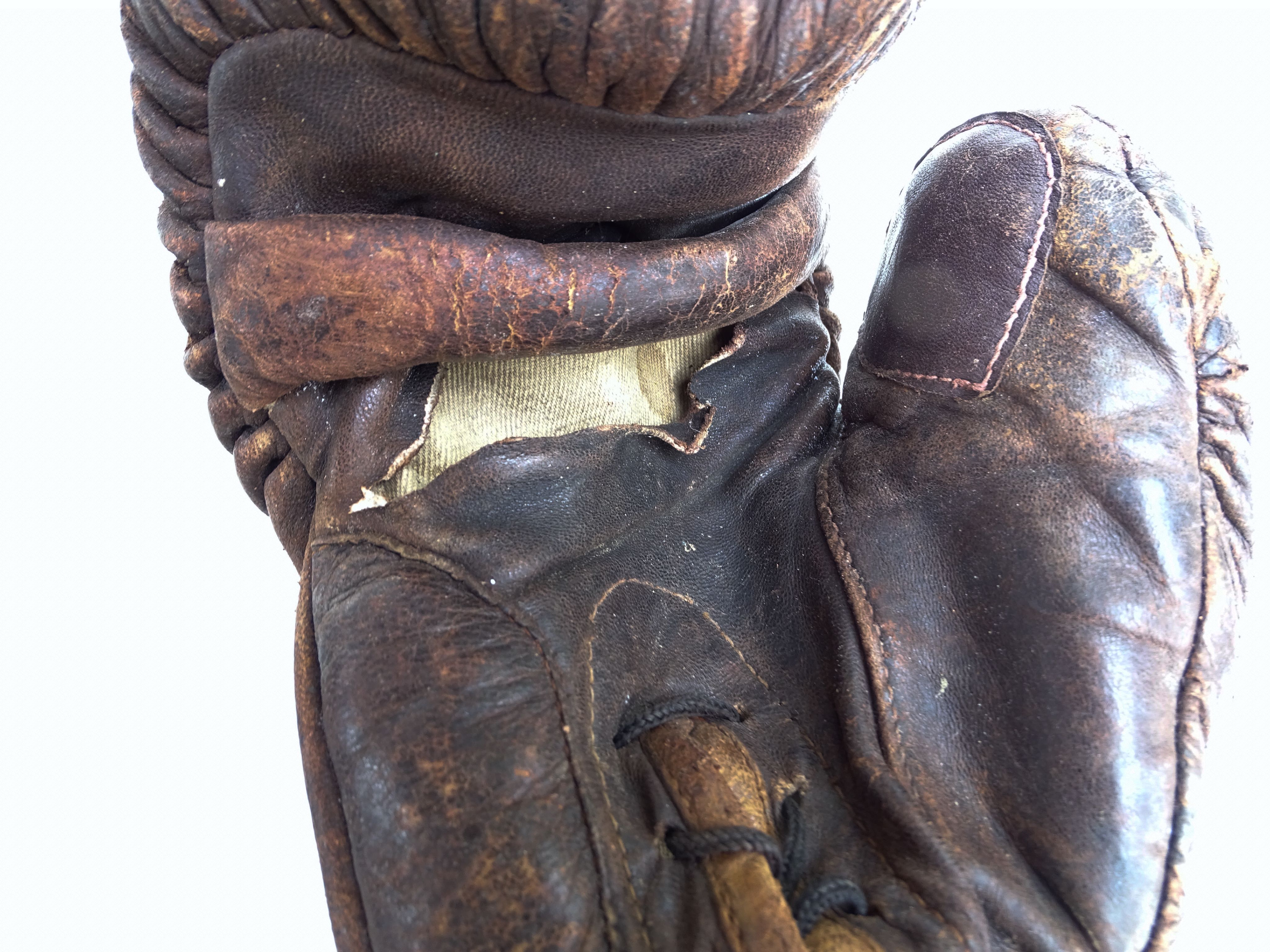 Paire de gants de boxe anciens en cuir.