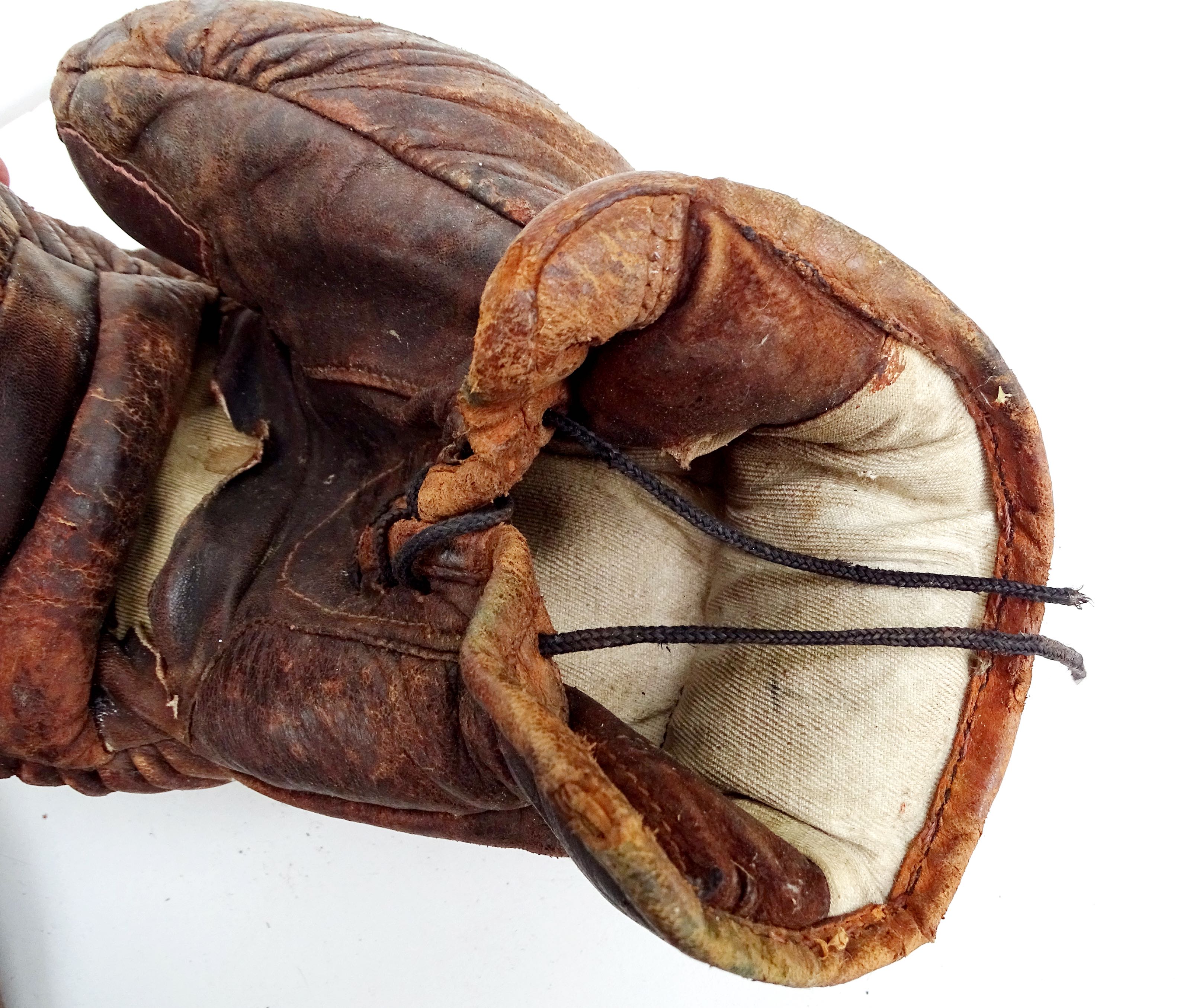 Paire de gants de boxe anciens en cuir.