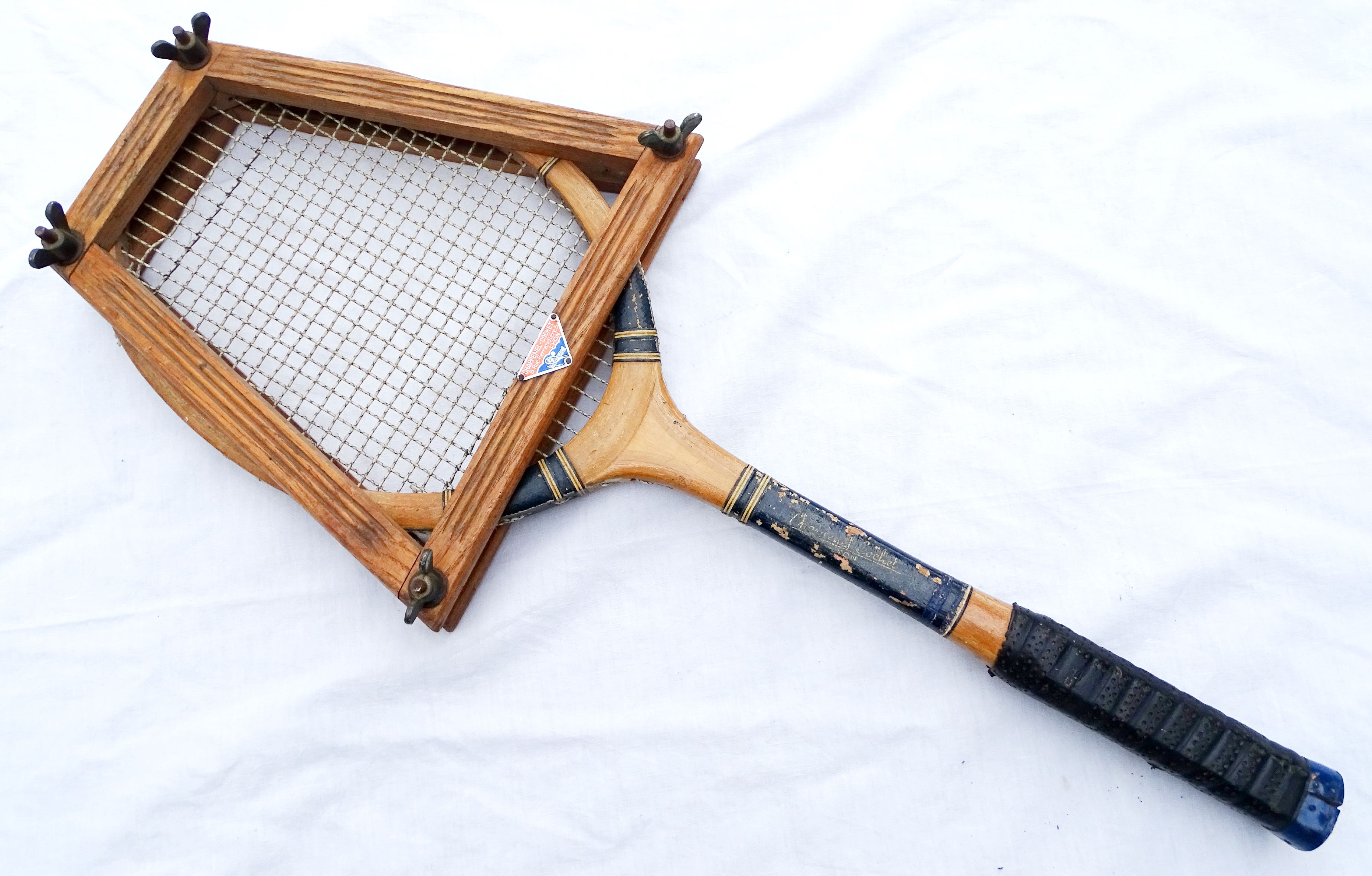 Raquette de tennis ancienne, structure bois Charpenel Cochet Ann&eacute;es 50/60.