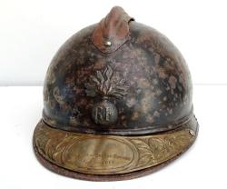 Coque de casque Adrian Mod&egrave;le 1915 Infanterie avec plaque comm&eacute;morative.